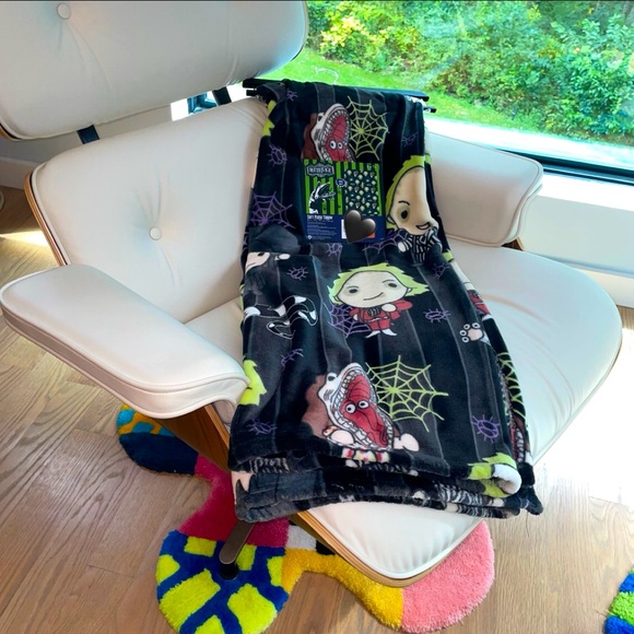 🖤🪲 BEETLEJUICE SOFT PLUSH BLANKET 🪲🖤 - Picture 2 of 3
